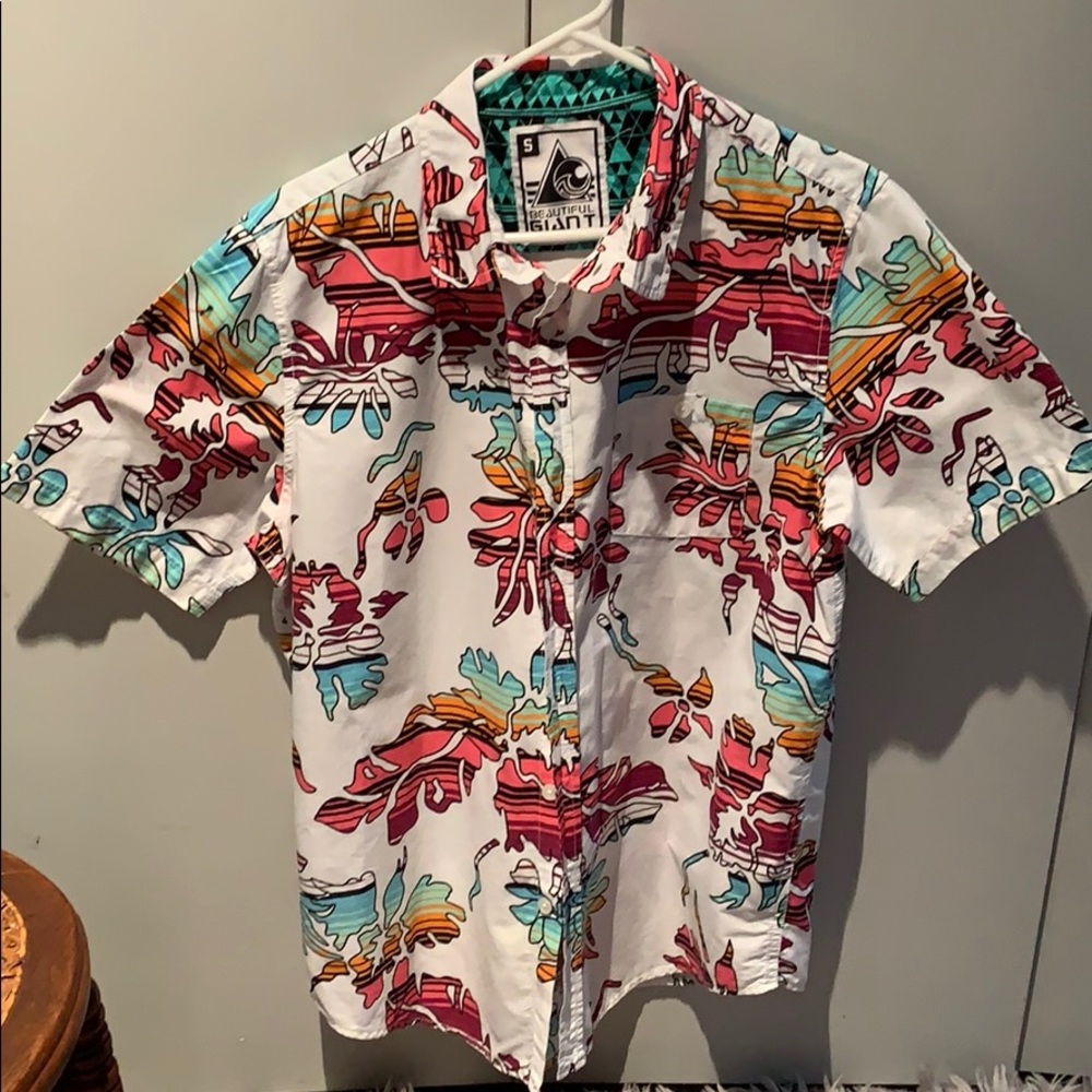 Beautiful Giant button down shirt - Picture 2 of 8